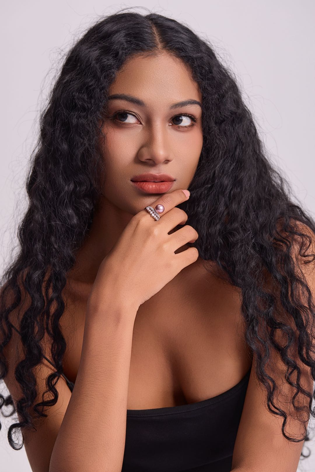 Model wearing Lavender Tide pearl ring 