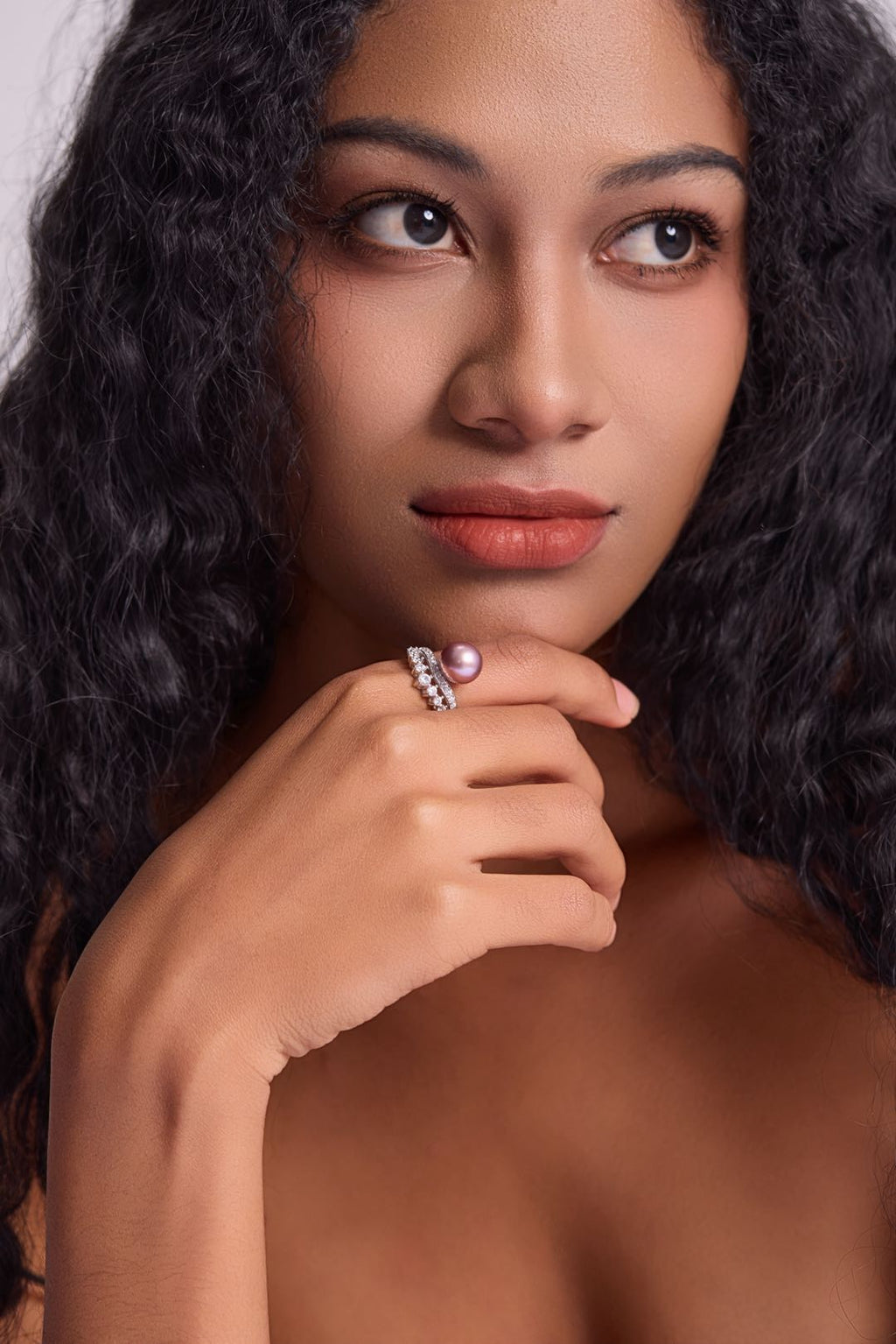 Model wearing Lavender Tide pearl ring 