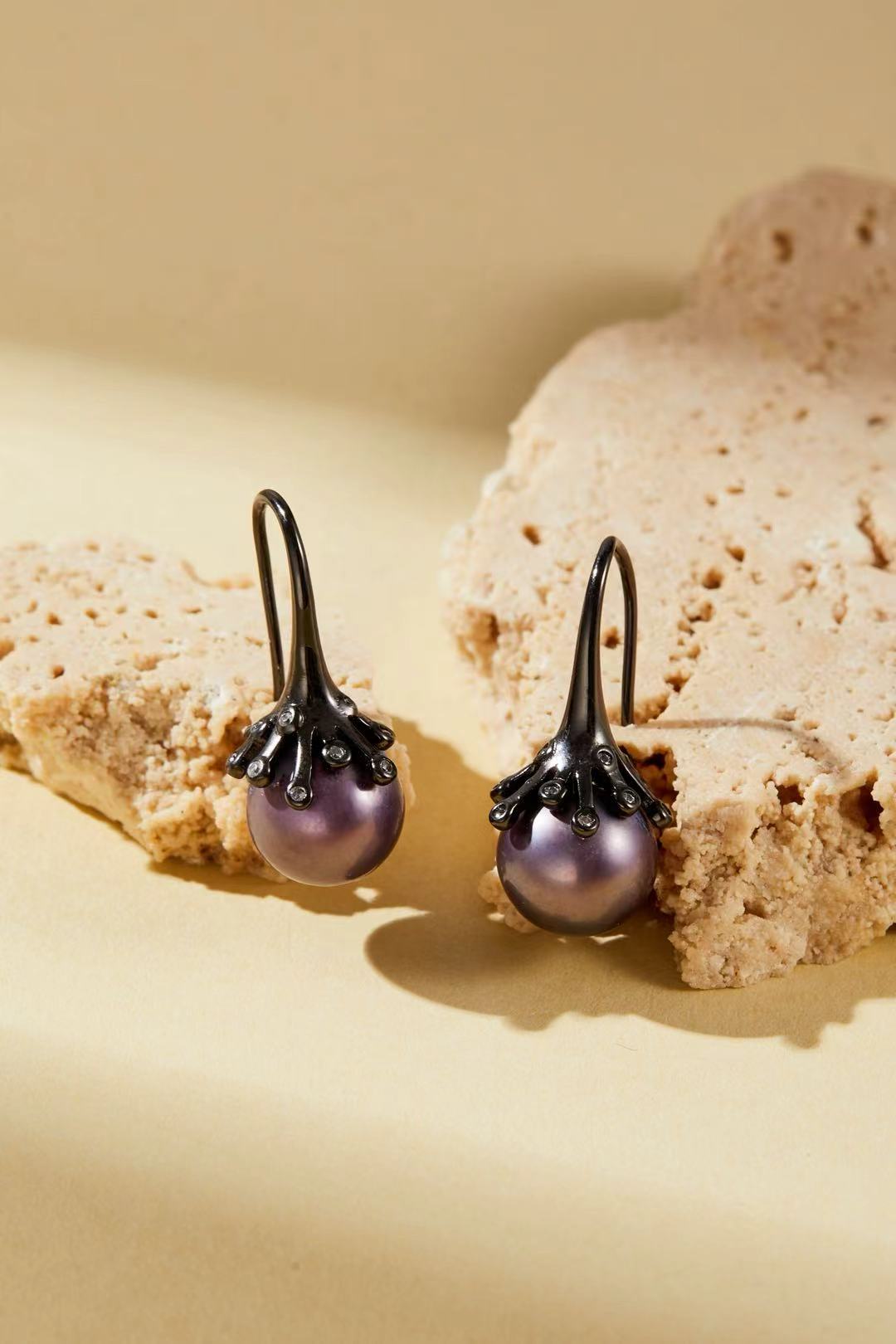 Purple iridescent pearl with dark alloy bud design close-up