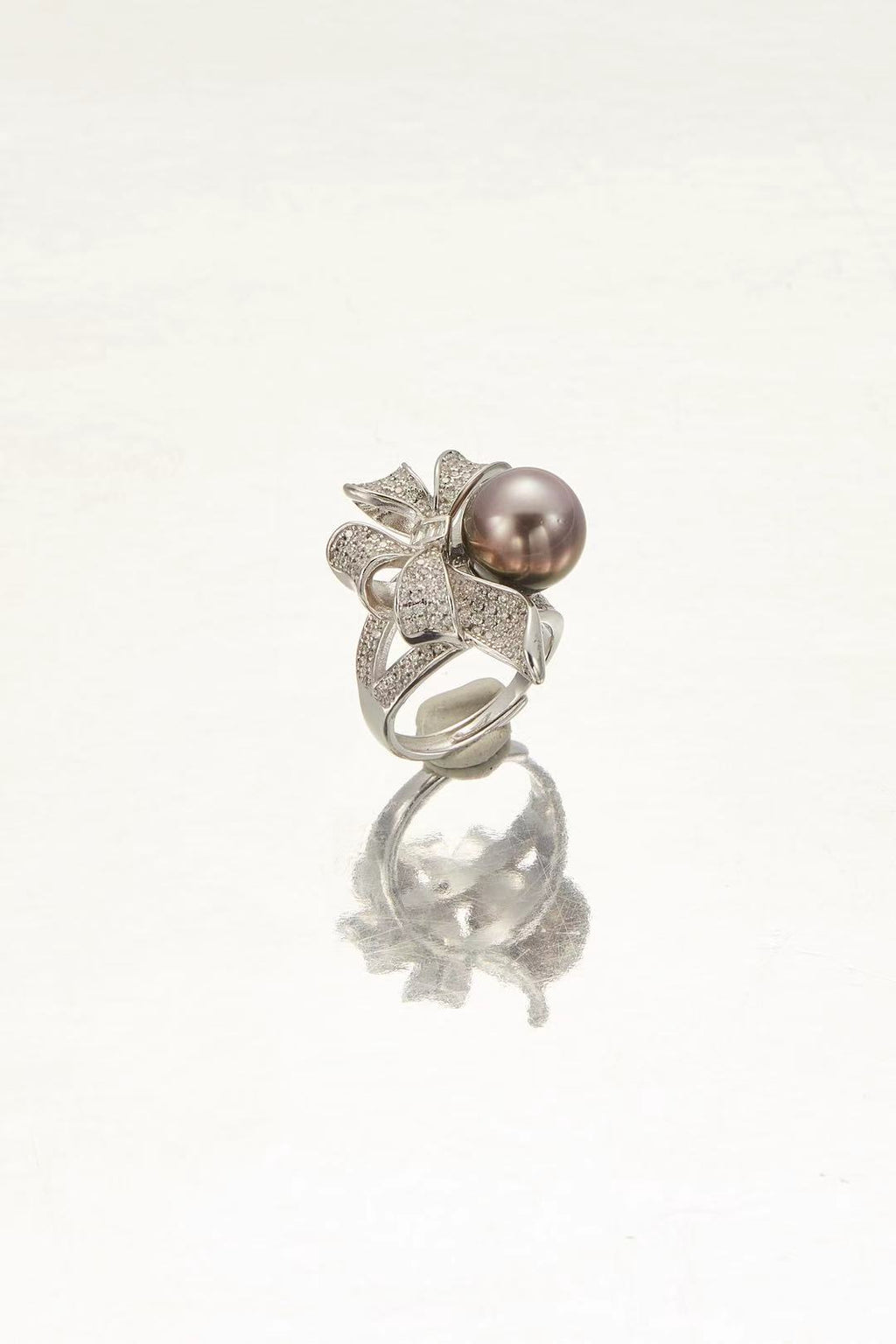 3D CZ bow design with grey-purple iridescent pearl close-up