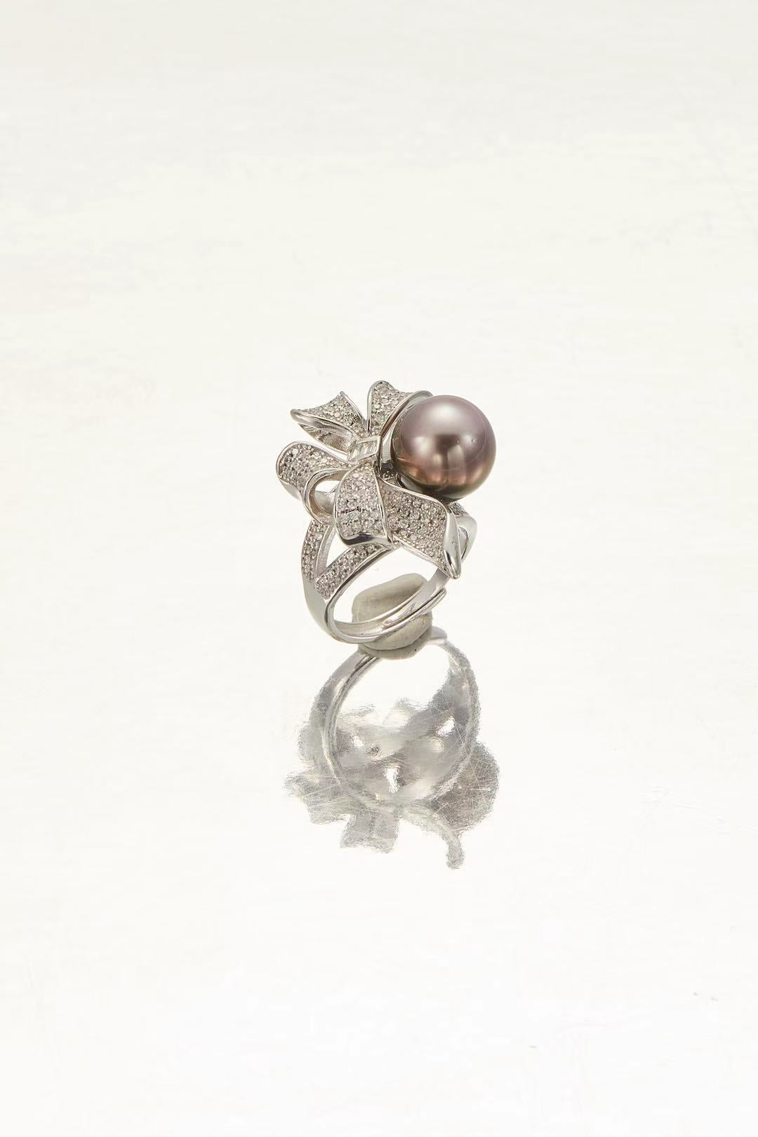 3D CZ bow design with grey-purple iridescent pearl close-up