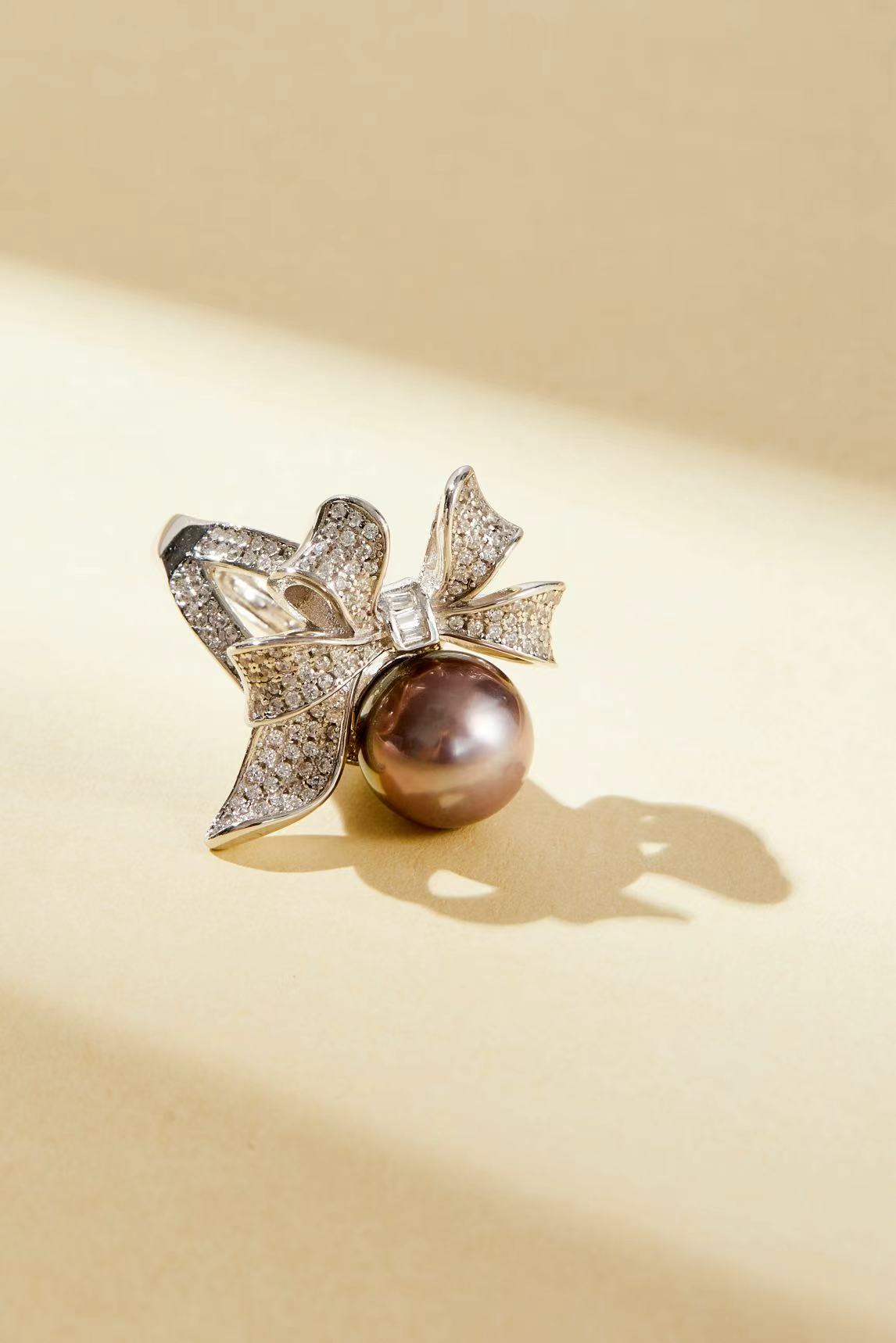 3D CZ bow design with grey-purple iridescent pearl close-up