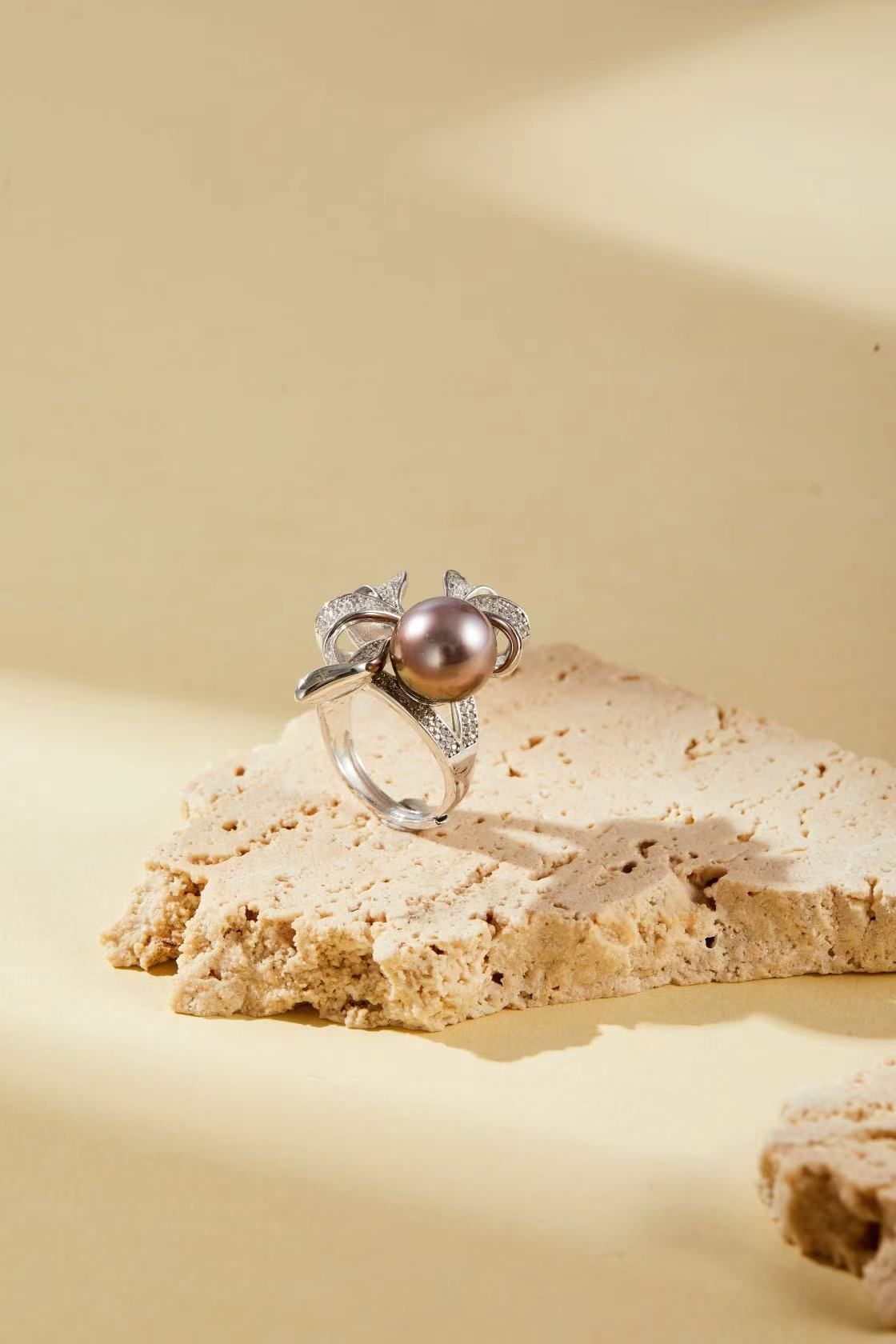 3D CZ bow design with grey-purple iridescent pearl close-up