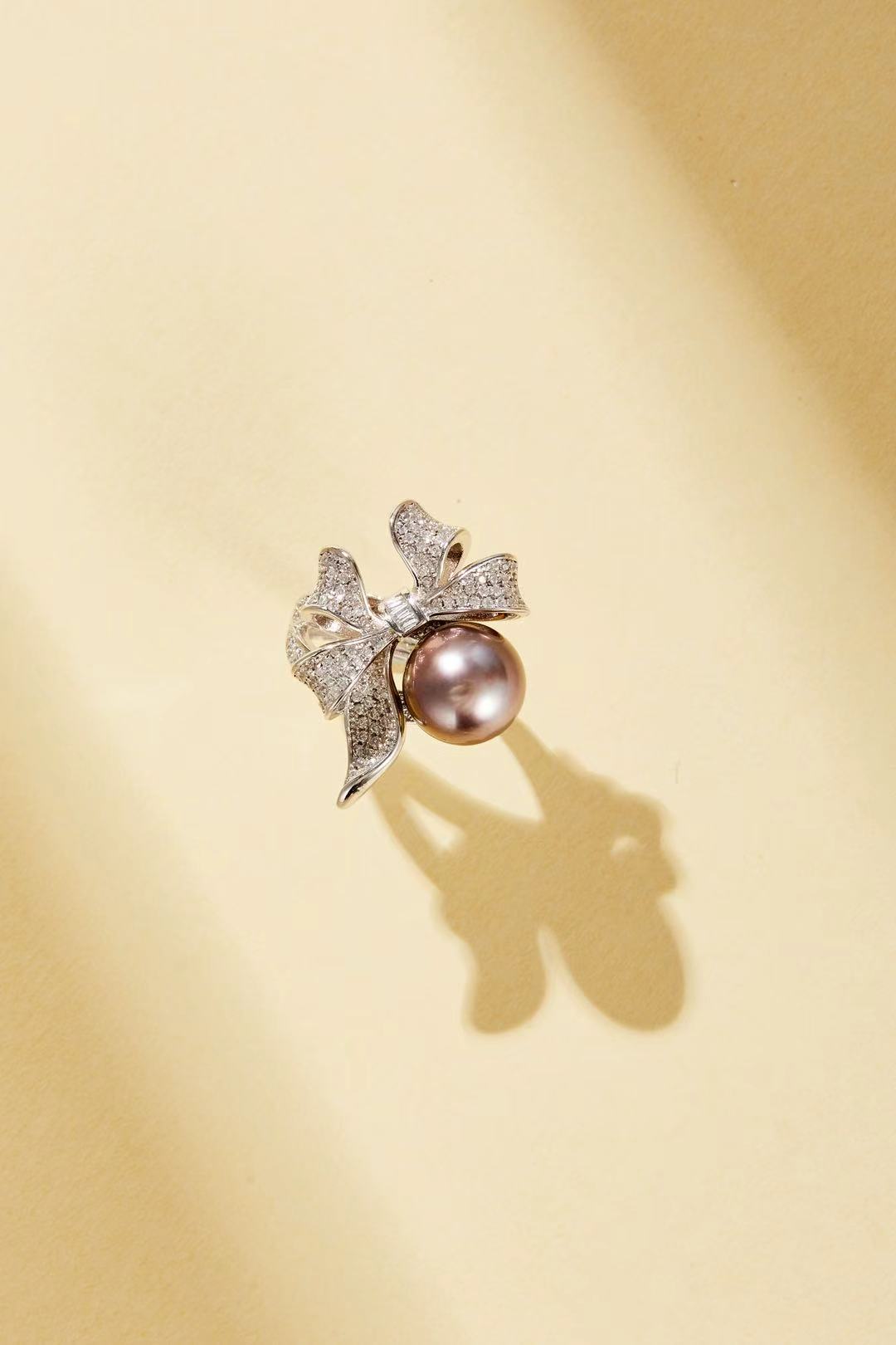 3D CZ bow design with grey-purple iridescent pearl close-up