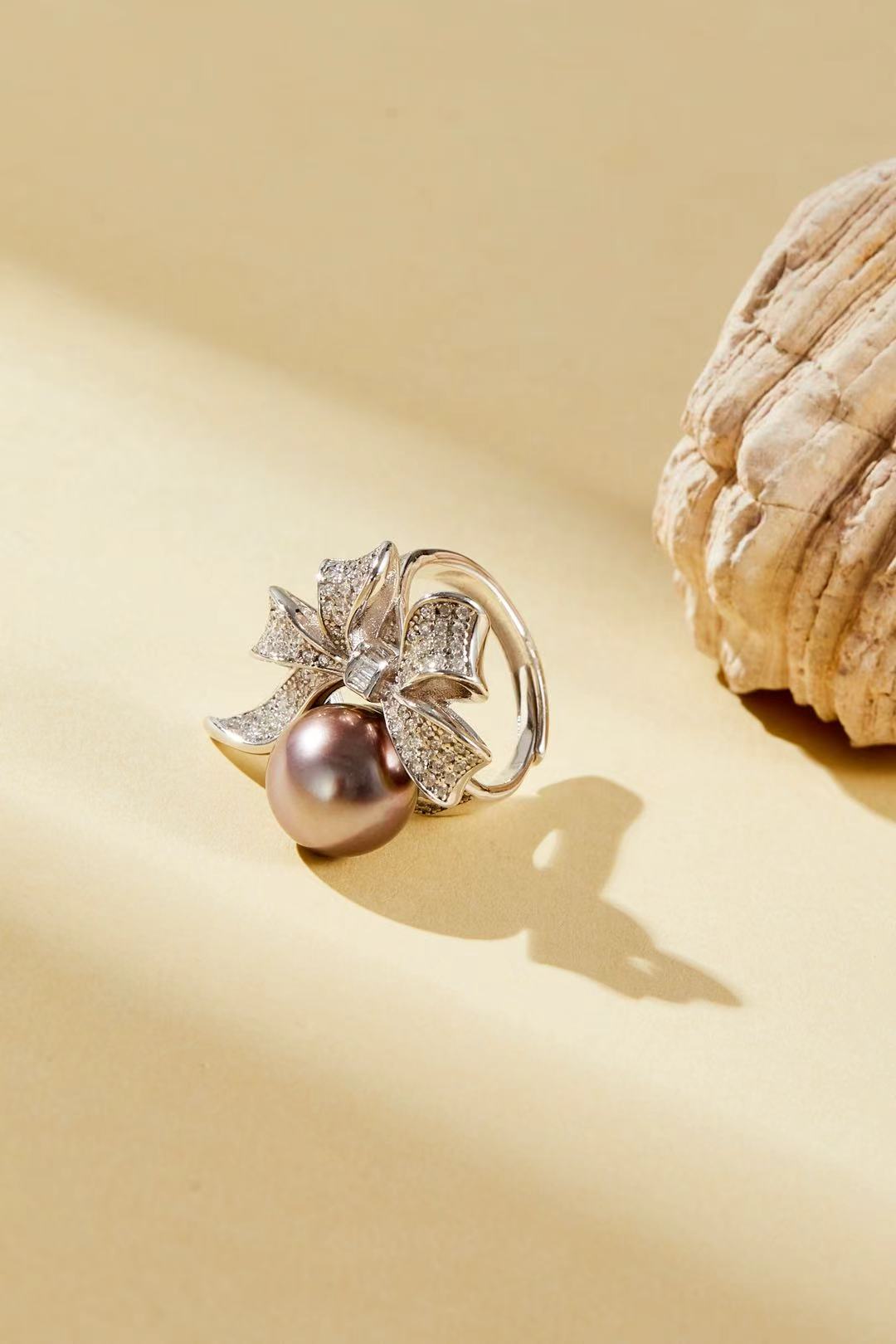 3D CZ bow design with grey-purple iridescent pearl close-up