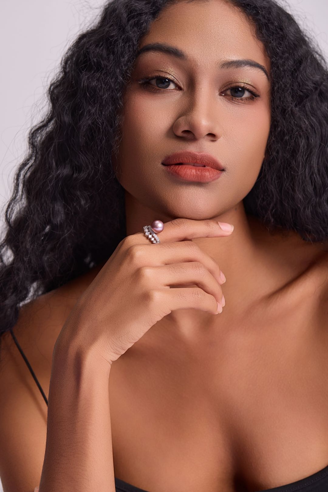 Model wearing Lavender Tide pearl ring 