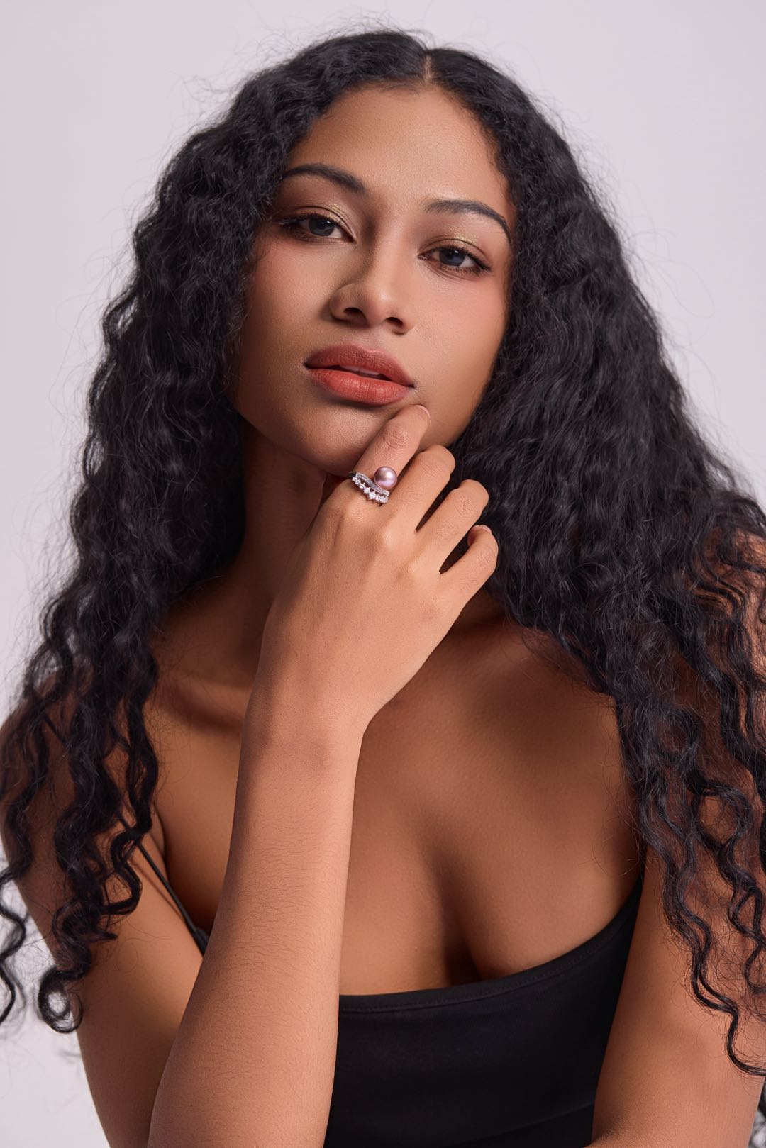 Model wearing Lavender Tide pearl ring 
